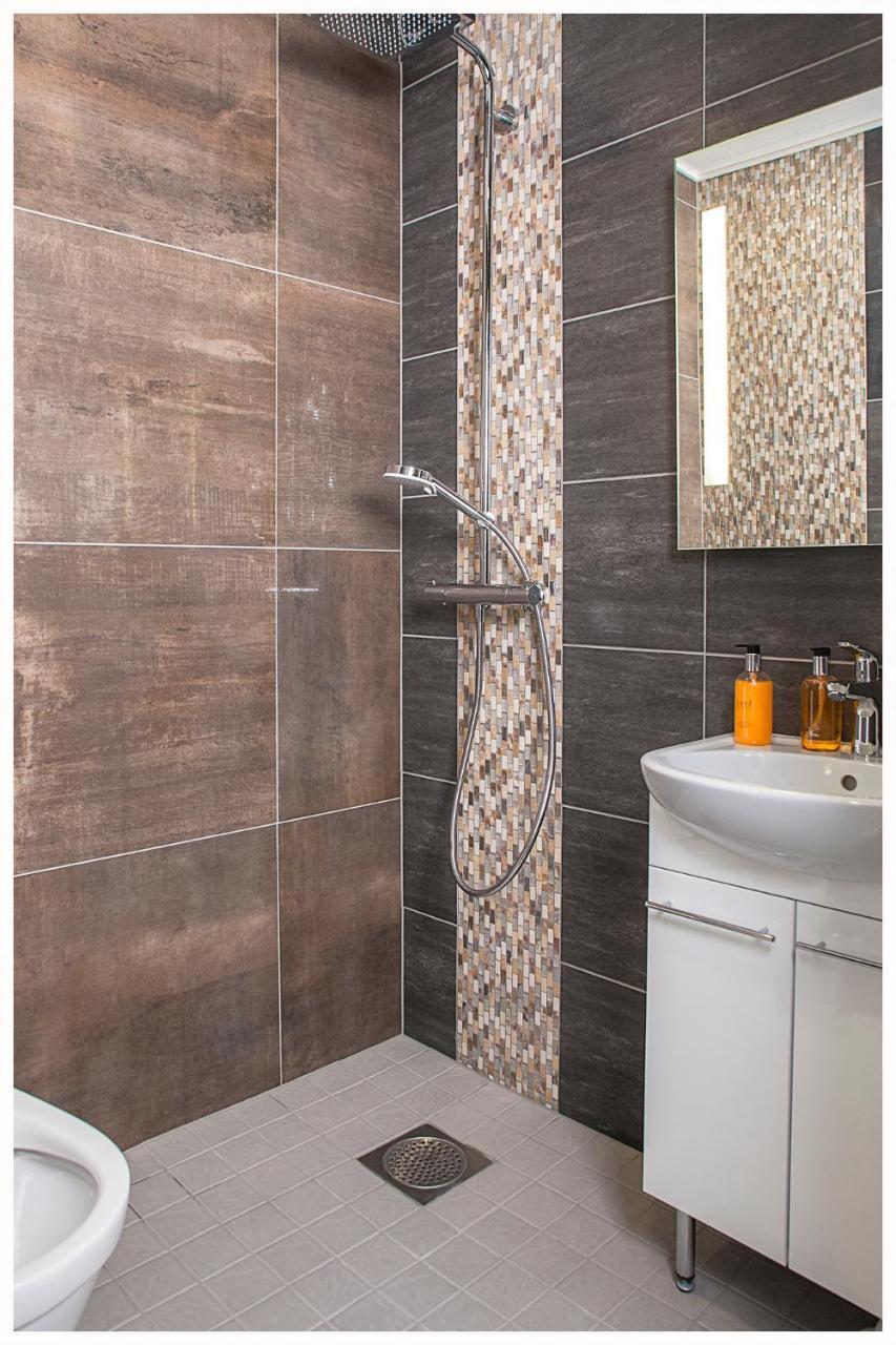 Crystal Arctic Suites Rovaniemi Eksteriør bilde Bathroom shower column