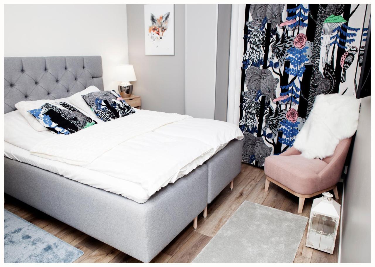 Crystal Arctic Suites Rovaniemi Eksteriør bilde A bedroom with a bed and a chair